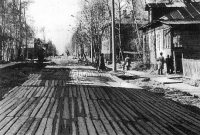 Эпохи холст заиндевелый - мазком багровой кисти…